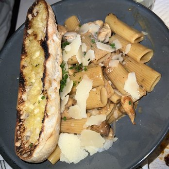 Moxies - Chicken Pasta - Lounges Near Me - Miami, Florida Moxies - Chicken Pasta - Lounges Near Me - Miami, Florida