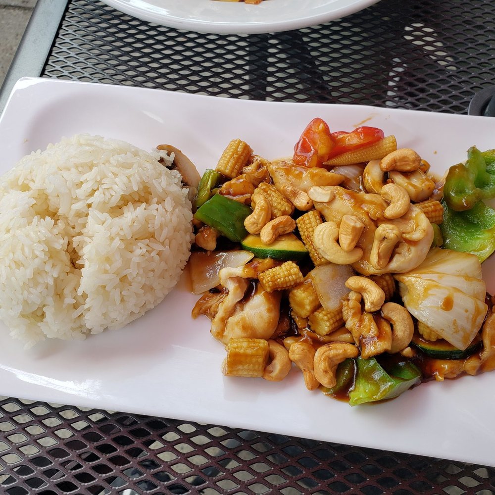 Bamboo Kitchen & Bar - Cashew Chicken Lunch Special - Thai Near Me - Port Perry, Ontario