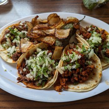 Taqueria El Kiosko - 4 tacos $10.  Dos tacos de birria, dos de pastor. Con todo.  Riiiicos riiiicos riiiicos - Mexican Near Me - Renton, Washington
