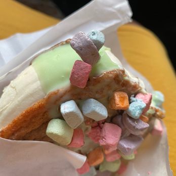 Simons Says Dip This - Key lime ice cream Sandwich with marshmallows - Ice Cream & Frozen Yogurt Near Me - Durham, North Carolina