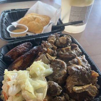 The Smoking Kettle - Oxtail plate, beef patty and passion fruit watermelon lemonade - Caribbean Near Me - Upland, California