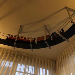 Hotel Altora - Eisenbahn die durch den Speisesaal fährt.