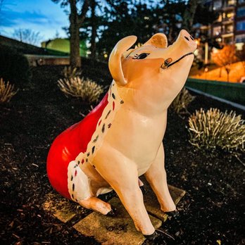 Montgomery Inn - The Boathouse - a statue of a pig - American Near Me - Cincinnati, Ohio Montgomery Inn - The Boathouse - a statue of a pig - American Near Me - Cincinnati, Ohio