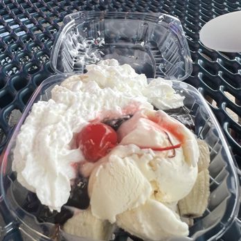 Bubbles Ice Cream Parlor - Banana royale sundae - Ice Cream & Frozen Yogurt Near Me - Michigan City, Indiana