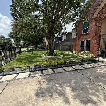Summer Splendor Landscaping - Driveway view - Landscaping Near Me - Houston, Texas Summer Splendor Landscaping - Driveway view - Landscaping Near Me - Houston, Texas