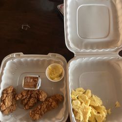 2 Bits Cafe - Chicken an waffle an scramble eggs
