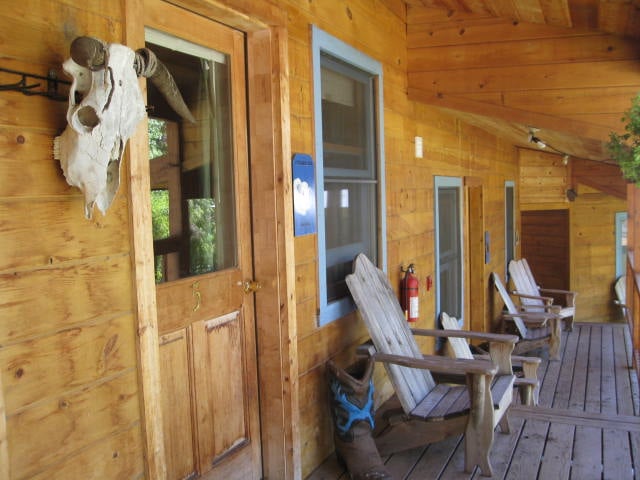 Chewack River Guest Ranch & Riding Stables Logo
