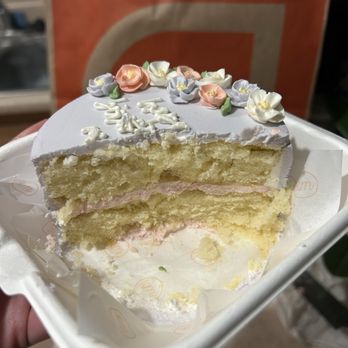 Kymoto Co - Vanilla lunchbox cake with strawberry buttercream flavor - Custom Cakes Near Me