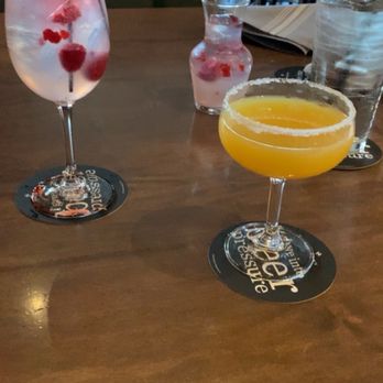 Houlihan's - White sangria and ginger mango martini - Bars Near Me - Overland Park, Kansas Houlihan's - White sangria and ginger mango martini - Bars Near Me - Overland Park, Kansas