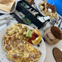 La Brûlerie - Ham and cheese omelette, comes with home fries (potatoes) and fresh fruit .