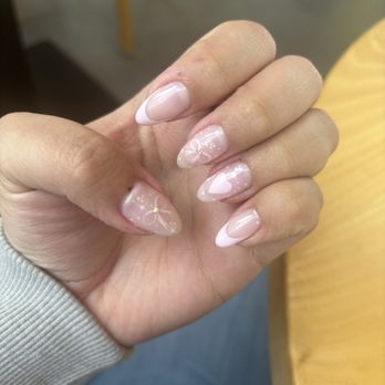 Viava Nail Bar - Cut on my thumb - Nail Salons Near Me - Bluffdale, Utah