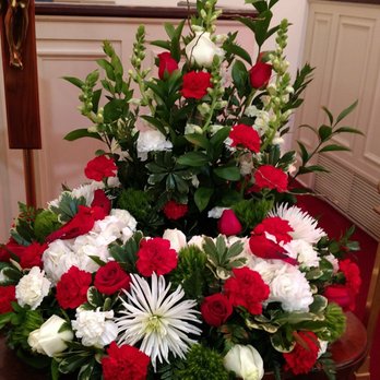Ellington's Florist & Greenhouse - My father's urn say in the middle of this gorgeous arrangement. - Florists Near Me - High Point, North Carolina