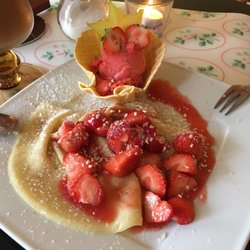 Café Klatsch - Herrliches Erdbeersorbe umrahmt mit Erdbeeren und Crépe