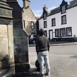 Edinburgh Tour Guides - Forcing my boyfriend to recreate the Jamie Stance