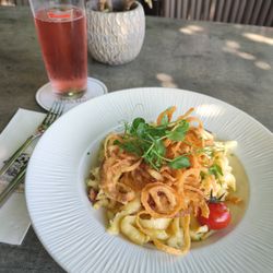 Wilder Mann - Rhabarsaftschorle (5 €) & Käsespätzle mit Röstzwiebeln (15,90 €)
