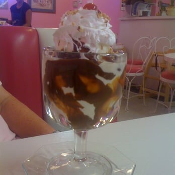 Loard's Ice Cream - classic hot fudge sundae - Ice Cream & Frozen Yogurt Near Me - Livermore, California