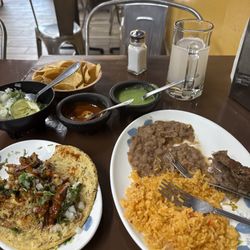 Taco de Barbacoa, frijoles y arroz, y pulque