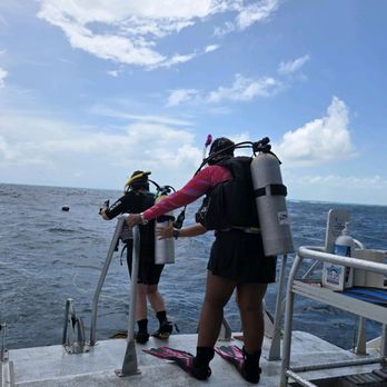 ScubAmerica - Students preparing to enter the water off Key Largo - Scuba Diving Near Me ScubAmerica - Students preparing to enter the water off Key Largo - Scuba Diving Near Me