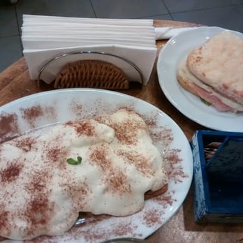 Titola - Waffle con dulce de leche, crema y banana, y croque monsieur - Bistros Near Me - Buenos Aires, C
