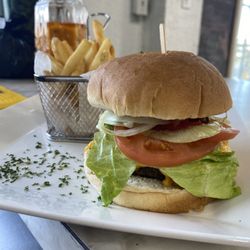 El Farol Restaurant - Hamburger homemade acompañado con papitas fritas
