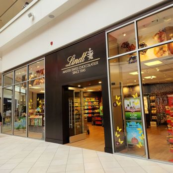 Lindt Chocolate Shop - the entrance to the store - Candy Stores Near Me - Rosemont, Illinois