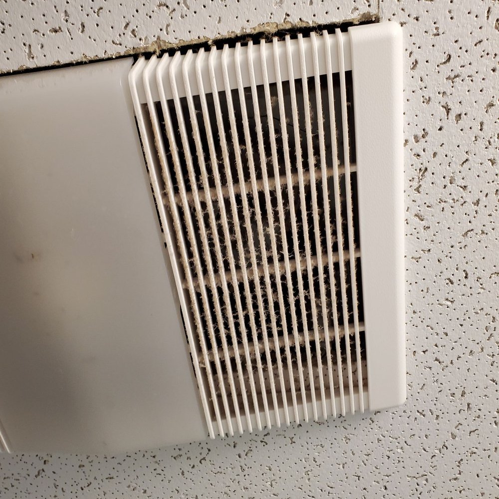 Sandy Shore Motel & Apts - Fan and light in bathroom that hasn't been cleaned in what looks like forever. - Hotels Near Me - Westerly, Rhode Island