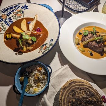 Azul - Manchamanteles con pollo Almendrado Oaxaqueño con res - Mexican Near Me - México, D.F., DIF