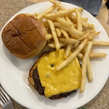Thunderbird Restaurant - Cheeseburger - American Near Me - Mt. Carmel Junction, Utah