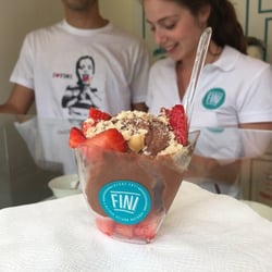 FINI - Gelado de chocolate com morangos e avelã