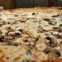 Vinny's Italian Grill And Pizzeria - mushroom and spinach pizza