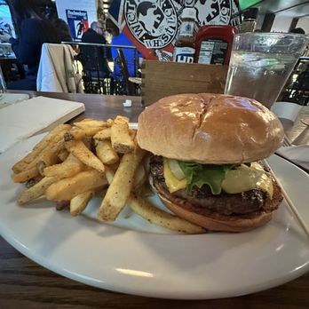 Elephant & Castle - Burger - Pubs Near Me - Chicago, Illinois