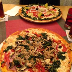 Pizzeria Altstadt  Bistro - Die vegetarische, sowie die Pizza Pisa mit extra Paprika