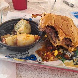 Burger w red potatoes Burger w red potatoes