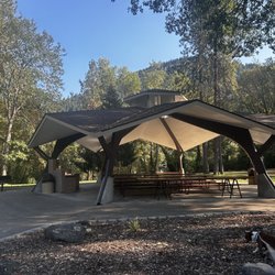 Tom Pearce Park - Picnic area with sinks and countertops