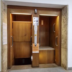 Rathaus Stuttgart - Paternoster. Aufzug funktioniert noch.