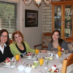 Yosemite Bed and Breakfast - Guests having breakfast