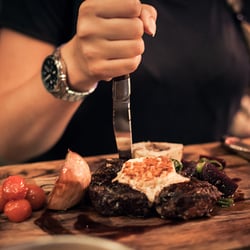 Miss Sophie - Grillad entrecote med märg, vitlökssky och rödvinssmör 285 kr. Foto Sanna Lund.