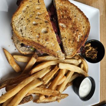 Merll’s Pub & Patio - Catz - Pubs Near Me - Waukee, Iowa