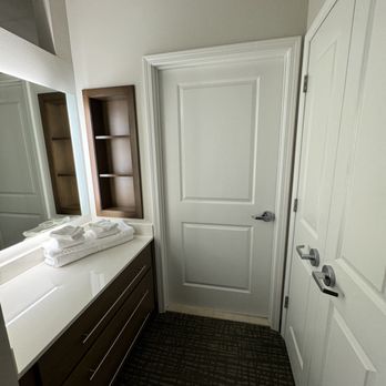 Residence Inn By Marriott - Small vanity area with extra towels & drawers - Hotels Near Me - Pensacola, Florida Residence Inn By Marriott - Small vanity area with extra towels & drawers - Hotels Near Me - Pensacola, Florida