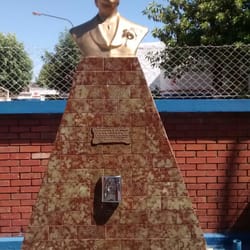 Flecha - Busto de evita en la puerta