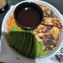 The Crimson House - Chicken avocado bowl