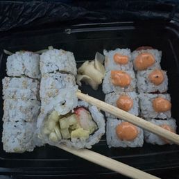 Cali roll no masago + spicy tuna roll Cali roll no masago + spicy tuna roll