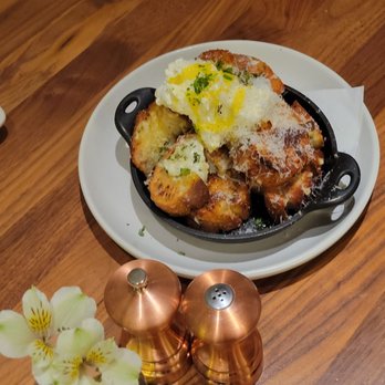 North Italia - White truffle garlic bread - Italian Near Me - Reston, Virginia North Italia - White truffle garlic bread - Italian Near Me - Reston, Virginia