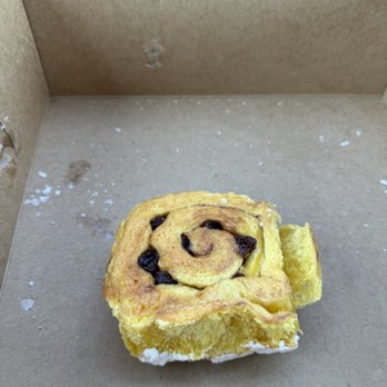 Naa's Bakery - Raisin cinnamon roll (bottom) (instagram: @issa.cheatday) - Bakeries Near Me - Norfolk, Virginia
