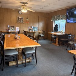 Brightspot Bar and Grill De Soto - Dining room
