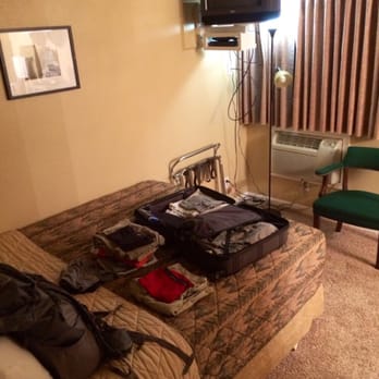 Super Saver - Room with TV, chair, and window facing your personal parking spot. - Hotels Near Me - Sheridan, Wyoming