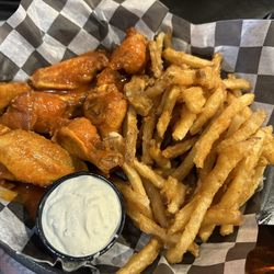 Pickle Barrel Cafe & Sports Pub - Milledgeville - Wings & battered fries