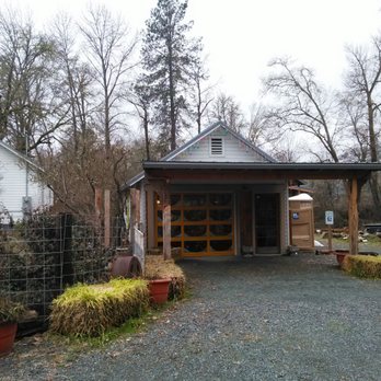 Easy Valley Farm - the front of the building - Fruits & Veggies Near Me - Rogue River, Oregon