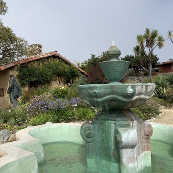 Carmel Mission Basilica - Fountain in the yard - Churches Near Me - Carmel, California Carmel Mission Basilica - Fountain in the yard - Churches Near Me - Carmel, California