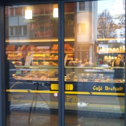 Siebenkorn Café Brotzeit - Das Café von außen mit Blick auf die Backwaren-Theke